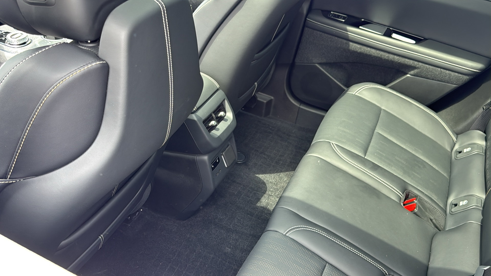 Used 2025 Cadillac Optiq Luxury 2 w/ LPO, Floor Liner Package AWD/4WD image 29