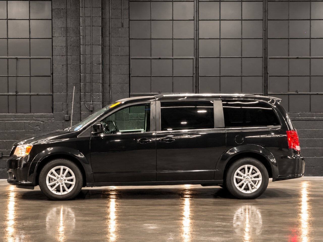 Used 2018 Dodge Grand Caravan SXT FWD image 16