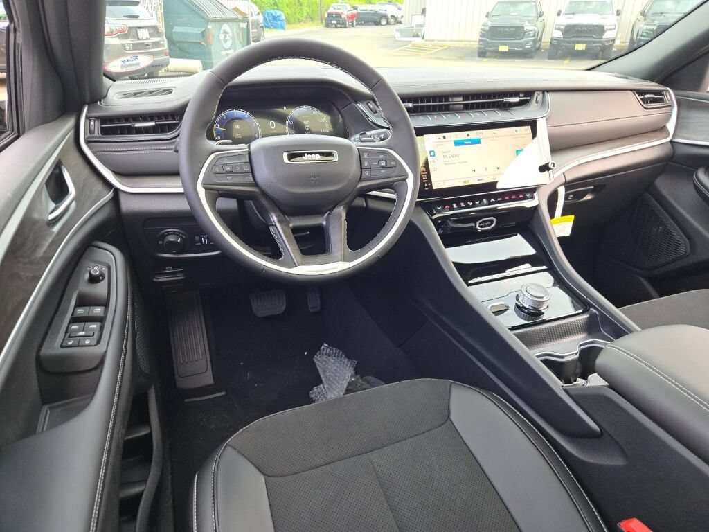 New 2026 Jeep Grand Cherokee Altitude AWD/4WD image 22