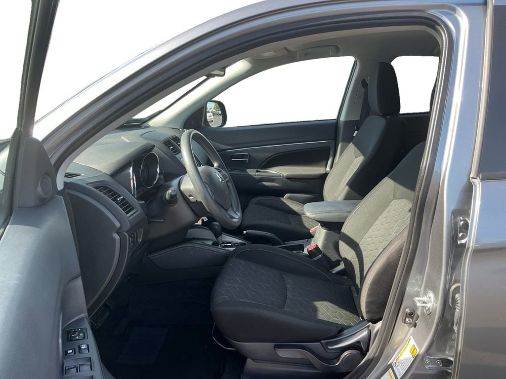 Used 2025 Mitsubishi Outlander ES image 14