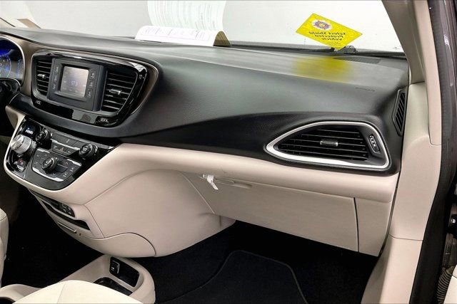 Used 2017 Chrysler Pacifica LX image 16