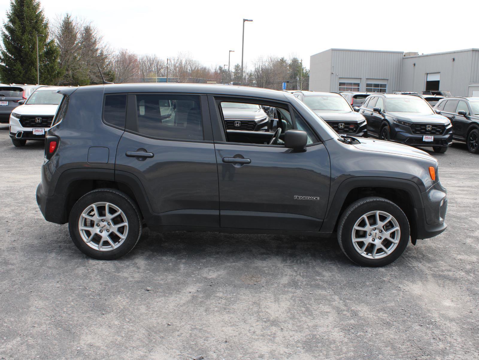 Used 2023 Jeep Renegade Latitude AWD/4WD image 4