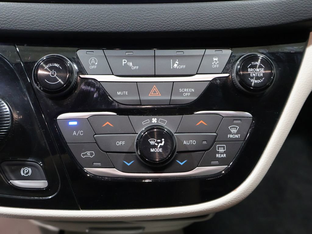 Used 2024 Chrysler Pacifica Touring-L FWD image 34