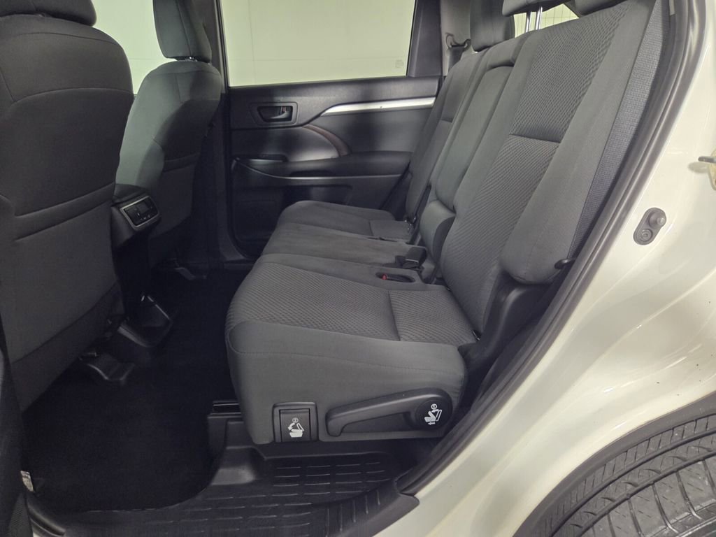 Used 2019 Toyota Highlander LE image 26
