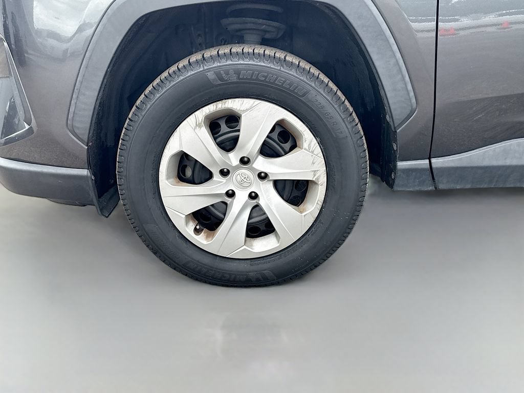 Used 2020 Toyota RAV4 LE FWD image 40