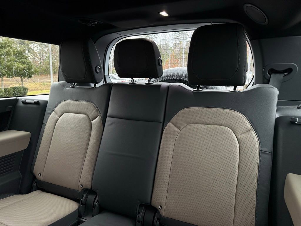 Used 2023 Land Rover Defender 130 X-Dynamic SE image 28