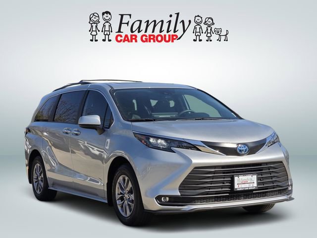Used 2025 Toyota Sienna XLE image 2