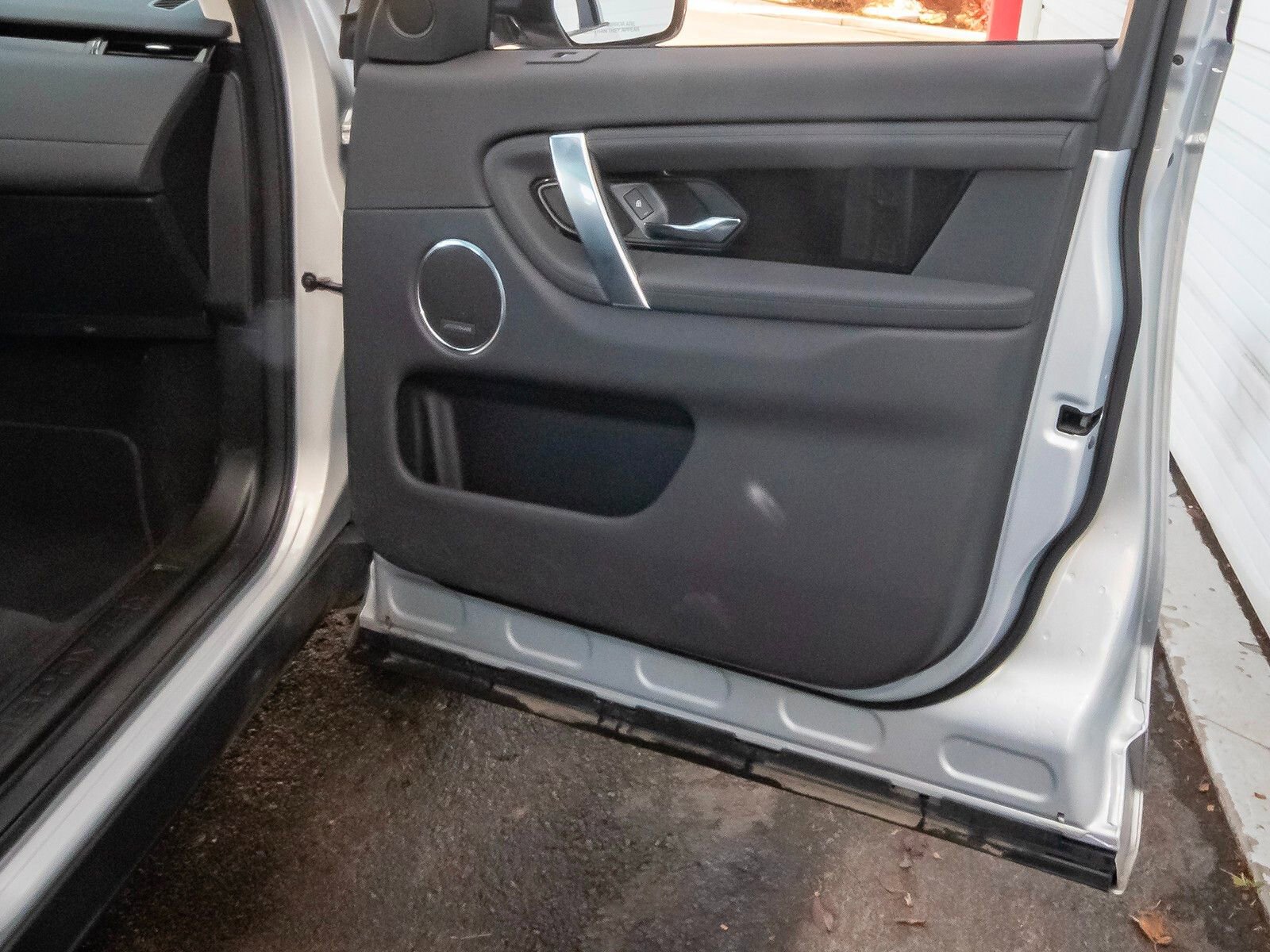 Used 2025 Land Rover Discovery Sport S image 40