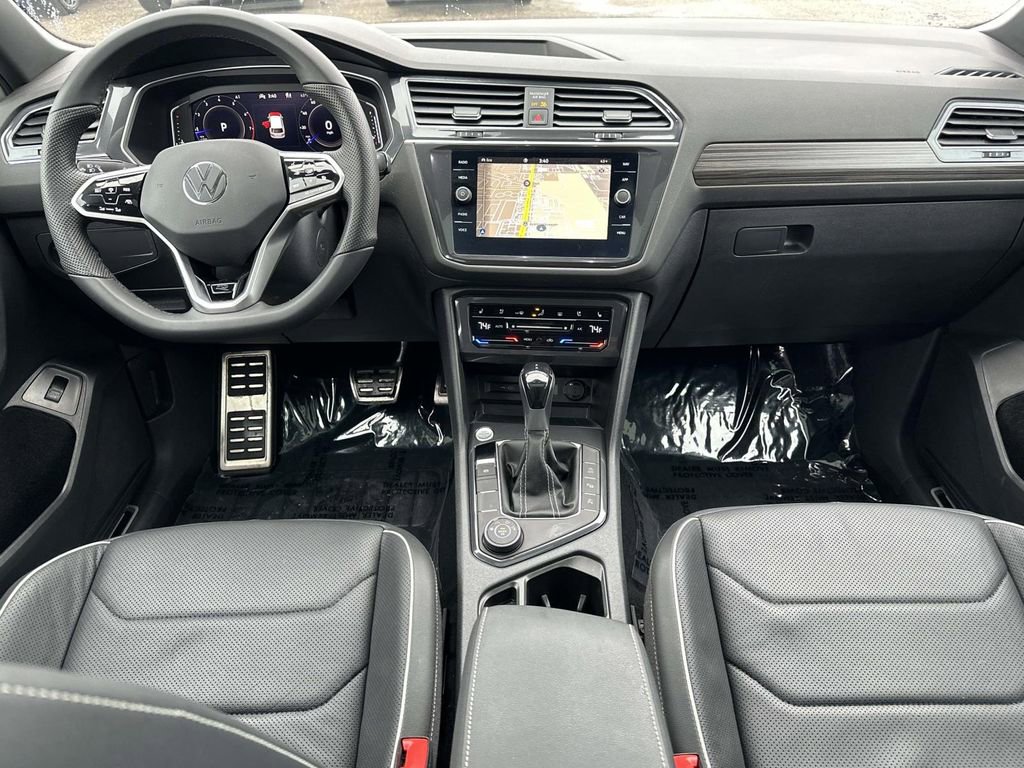 Certified 2023 Volkswagen Tiguan SEL R-Line image 17