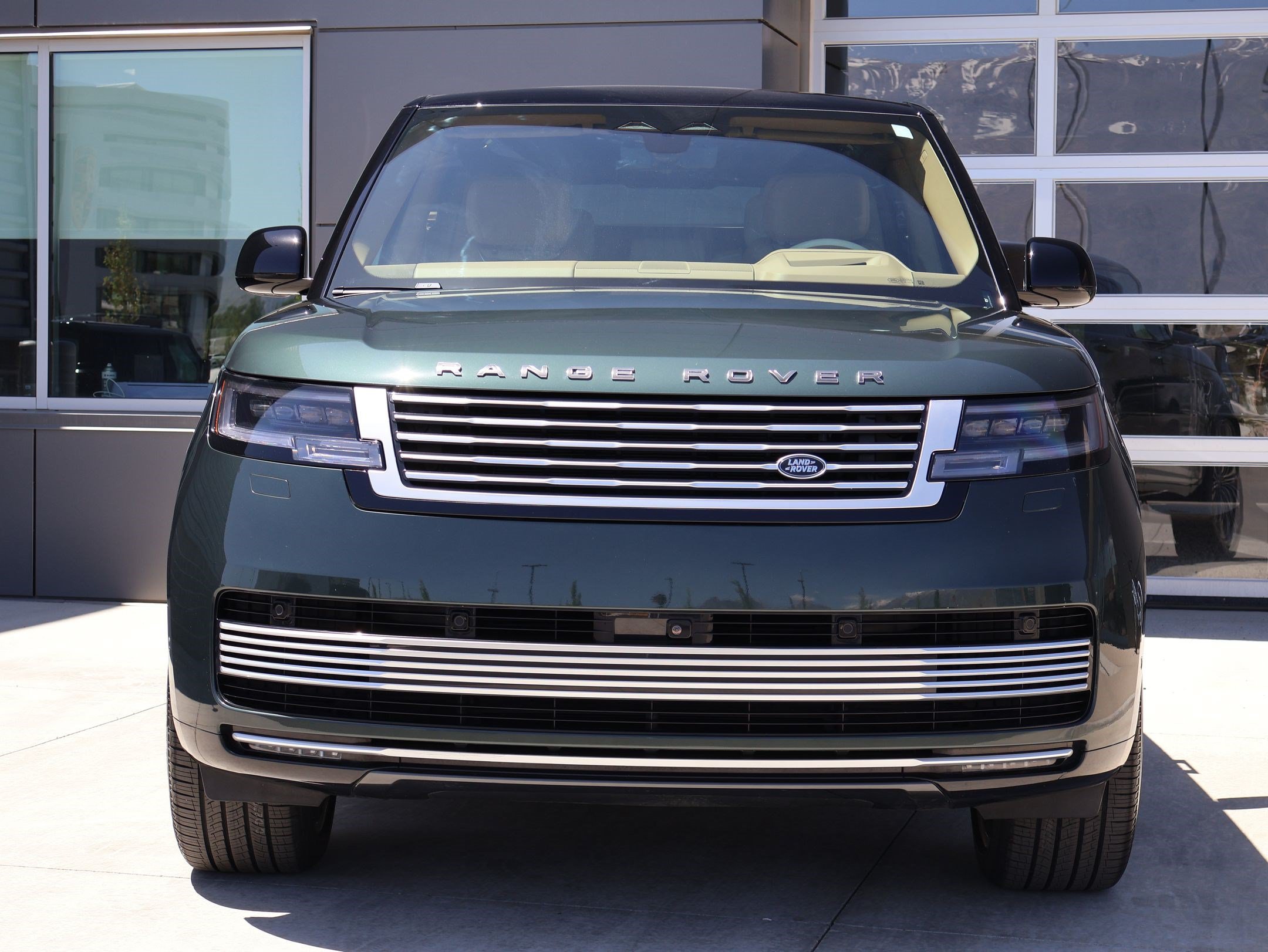 Certified 2025 Land Rover Range Rover SV AWD/4WD image 2