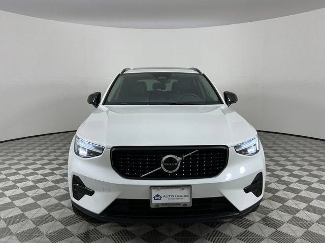 Used 2024 Volvo XC40 B5 Core AWD/4WD image 2