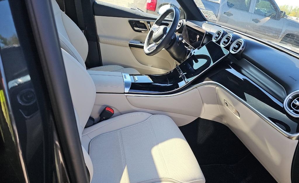 Used 2025 Mercedes-Benz GLC 300 4MATIC image 9