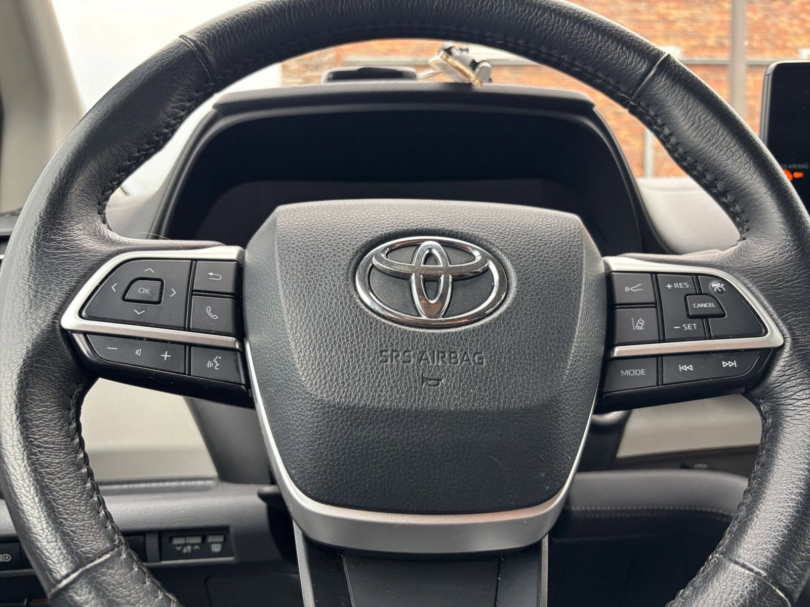 Used 2024 Toyota Sienna XLE FWD image 28