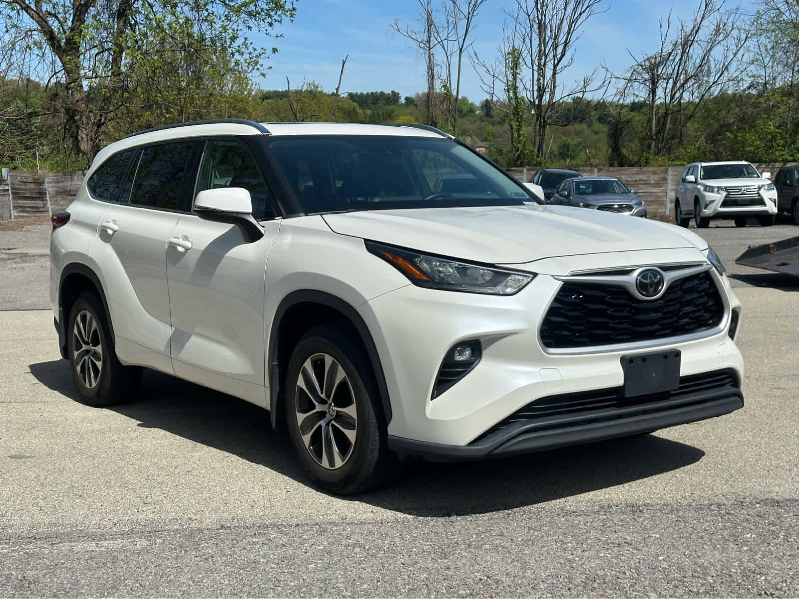 Used 2020 Toyota Highlander XLE AWD/4WD image 3