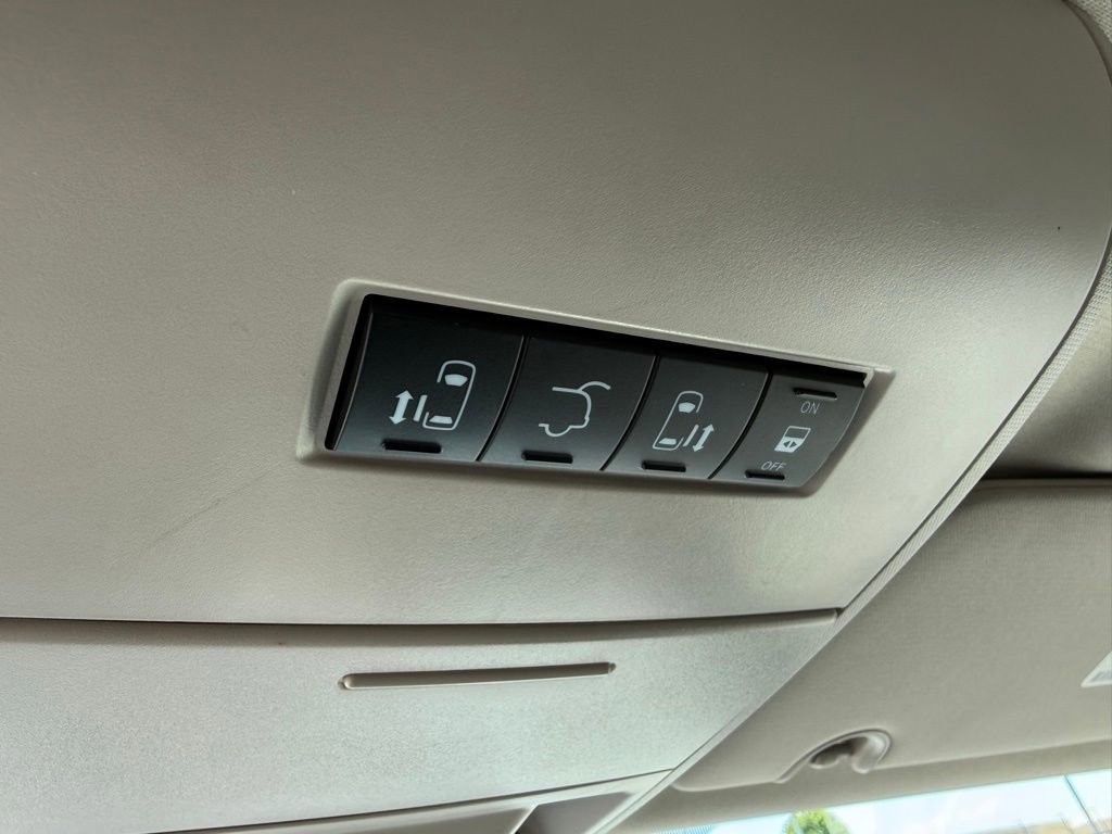 Used 2015 Chrysler Town & Country Touring w/ Driver Convenience Group FWD image 23