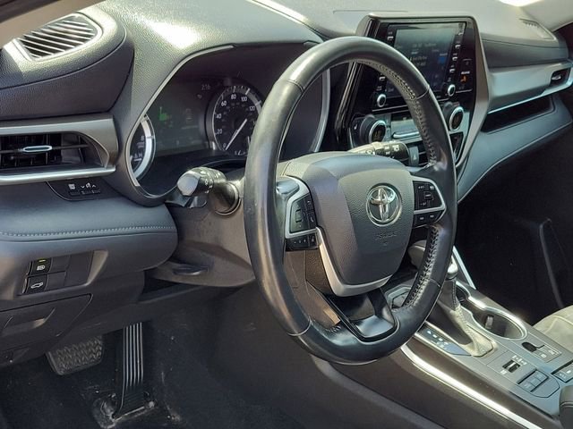 Used 2022 Toyota Highlander XLE AWD/4WD image 8