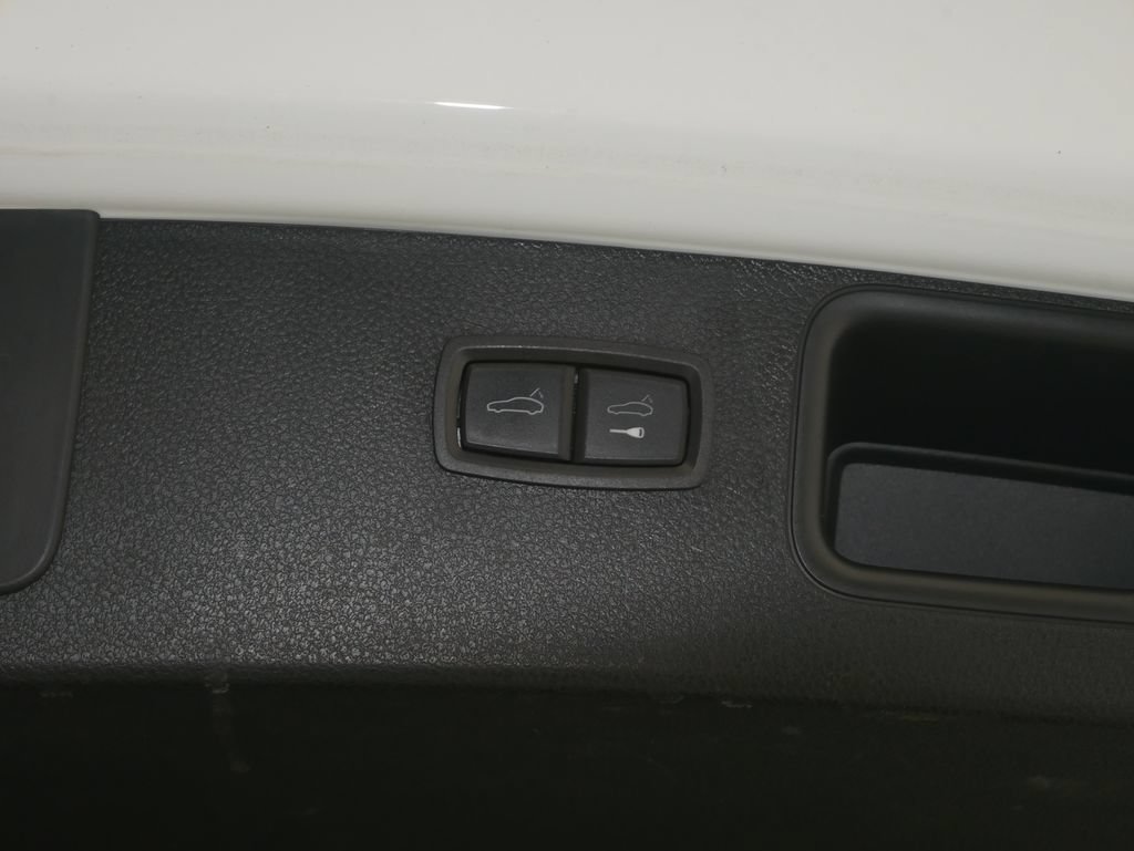 Certified 2023 Porsche Macan AWD/4WD image 21