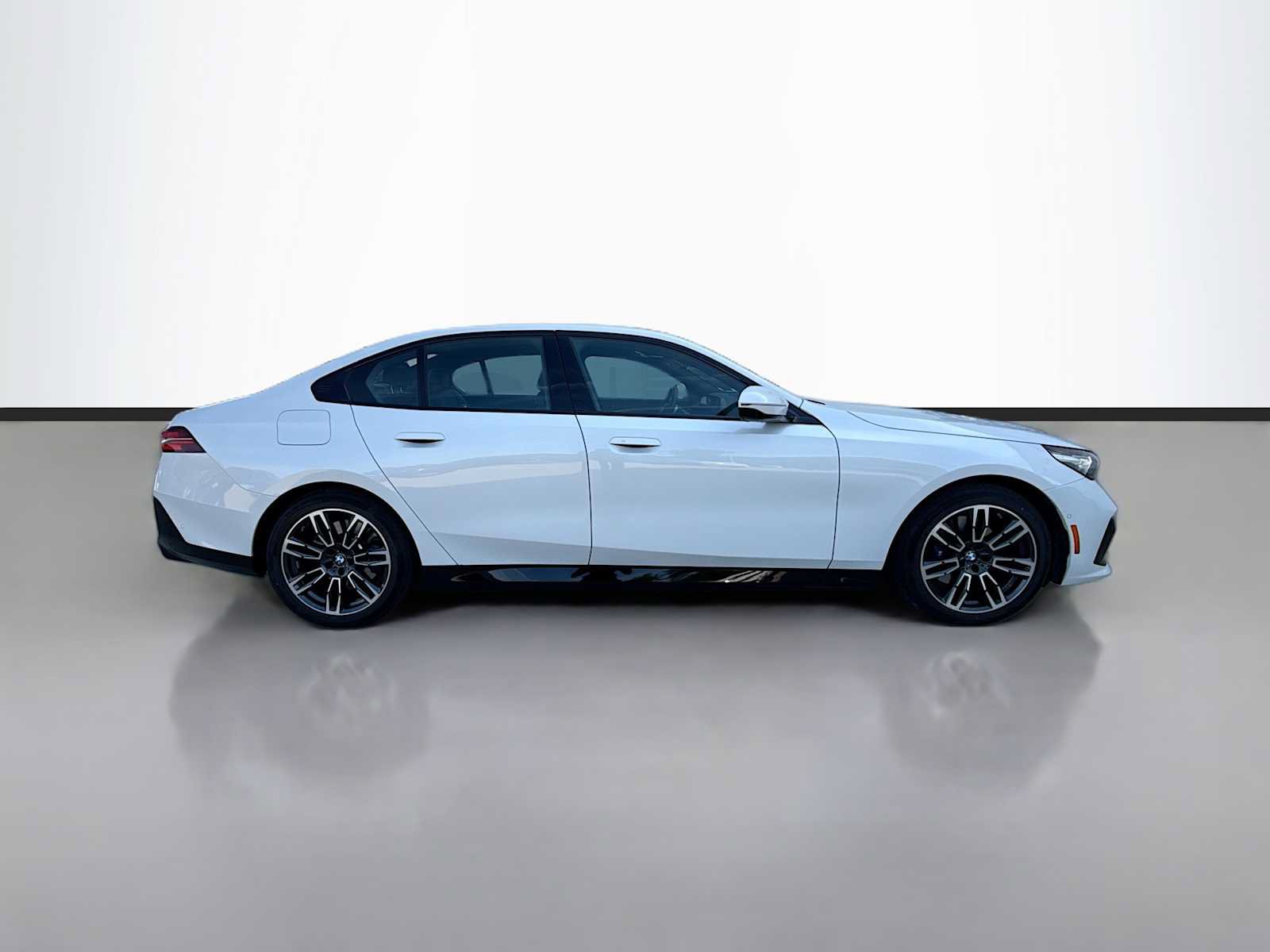 Used 2026 BMW 530i xDrive w/ M Sport Package AWD/4WD image 7