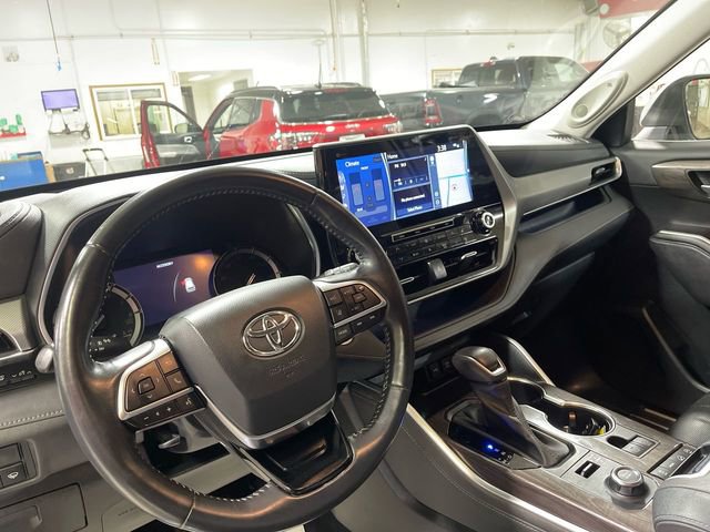 Used 2020 Toyota Highlander Platinum image 14