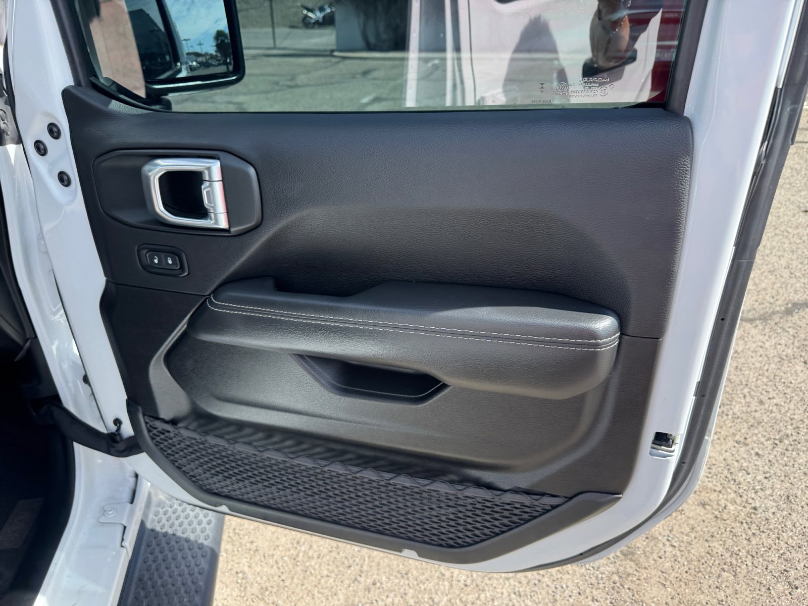 Used 2023 Jeep Wrangler Unlimited Sahara AWD/4WD image 16
