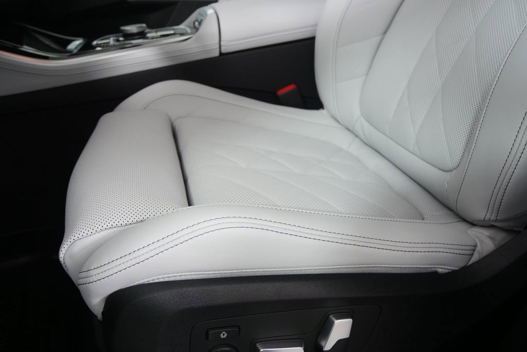 New 2026 BMW X5 xDrive40i w/ M Sport Package AWD/4WD image 9
