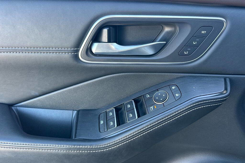 Used 2021 Nissan Rogue Platinum image 11