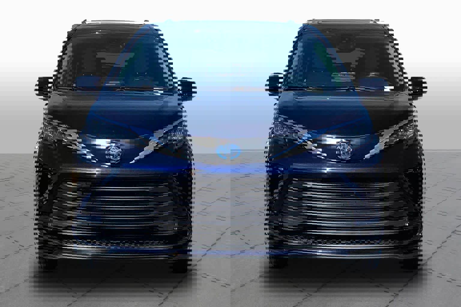 Used 2025 Toyota Sienna LE w/ LE Plus Package image 4