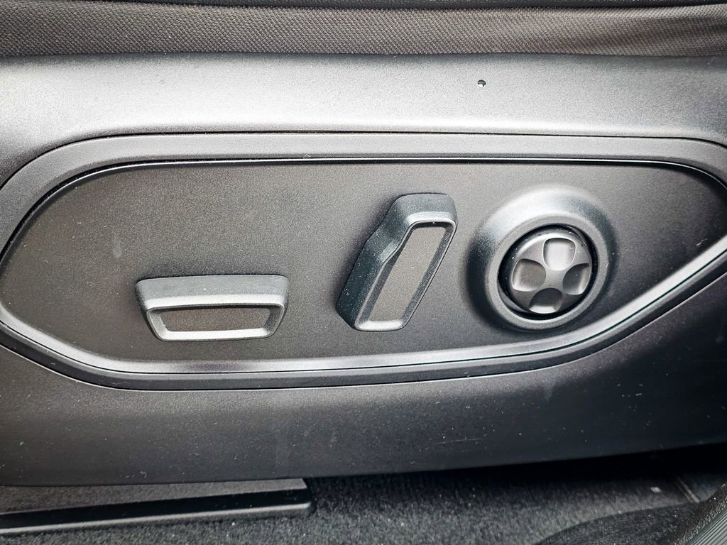 Used 2023 Jeep Grand Cherokee Limited w/ Black Appearance Package image 15