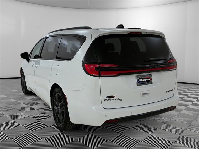 Used 2025 Chrysler Pacifica Limited image 5
