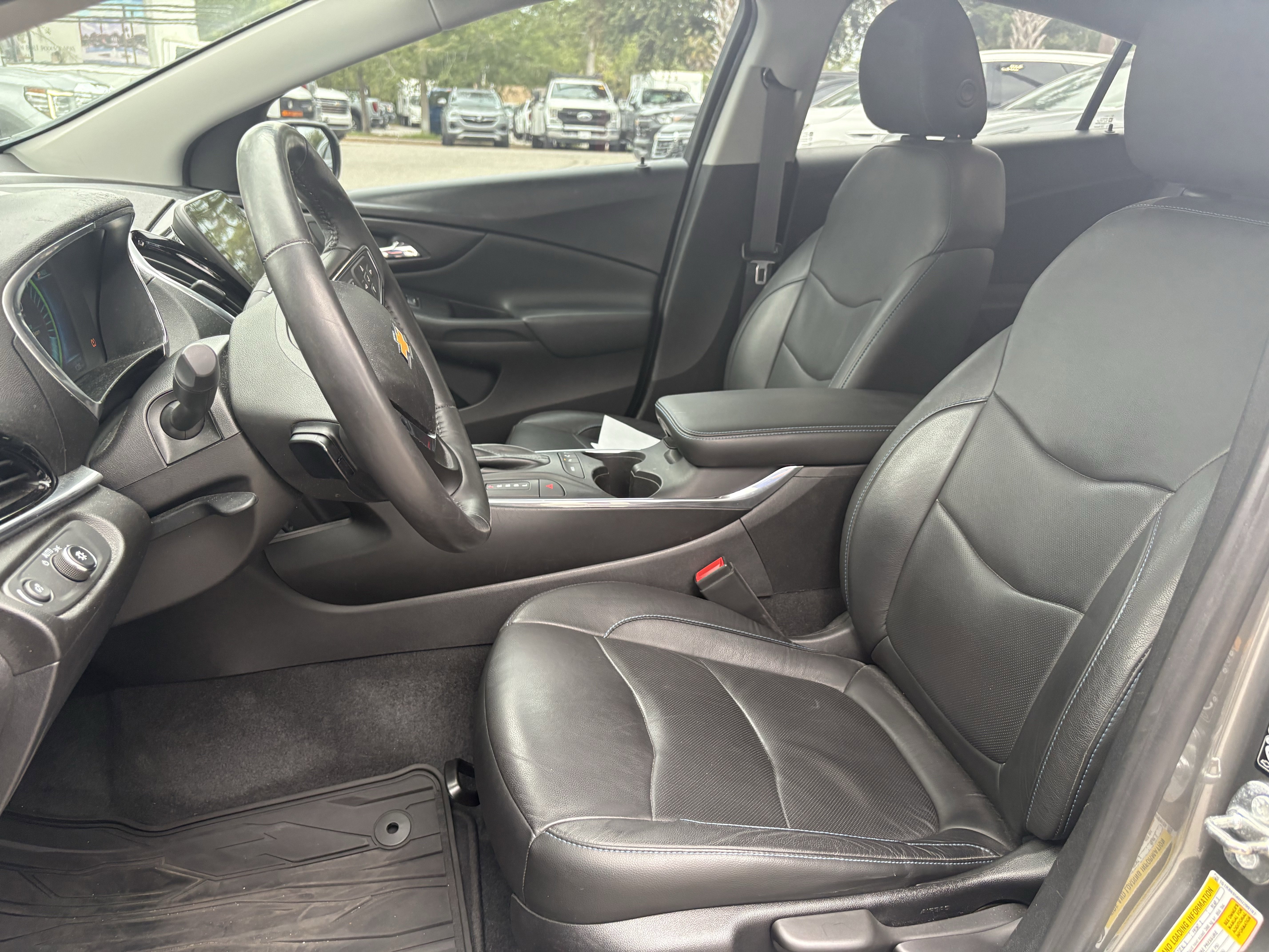 Used 2017 Chevrolet Volt Premier w/ Driver Confidence II Package FWD image 10