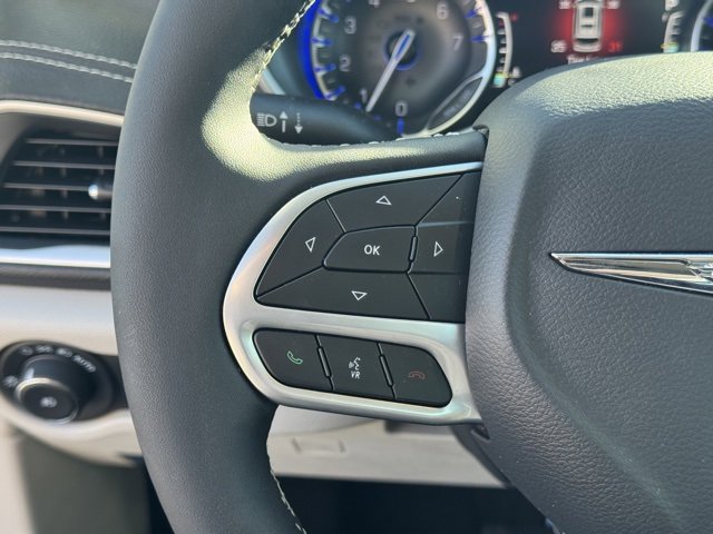 Used 2024 Chrysler Pacifica Touring-L image 28