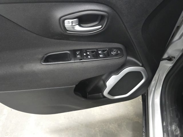 Used 2019 Jeep Renegade Latitude w/ Cold Weather Group AWD/4WD image 12