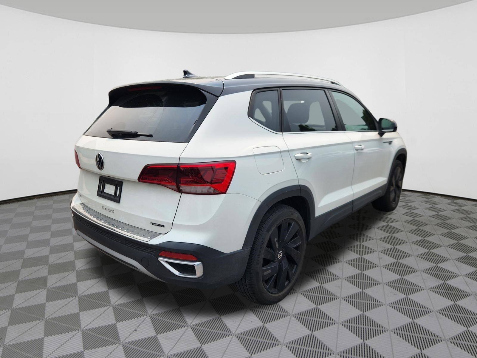 Used 2024 Volkswagen Taos SE w/ Panoramic Sunroof Package AWD/4WD image 4