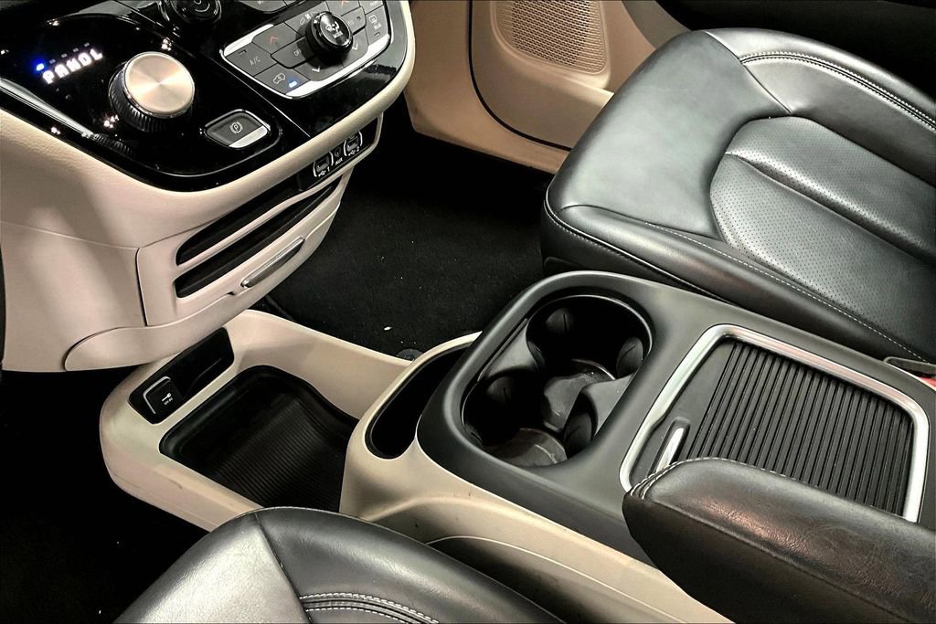 Used 2023 Chrysler Pacifica Touring-L image 17