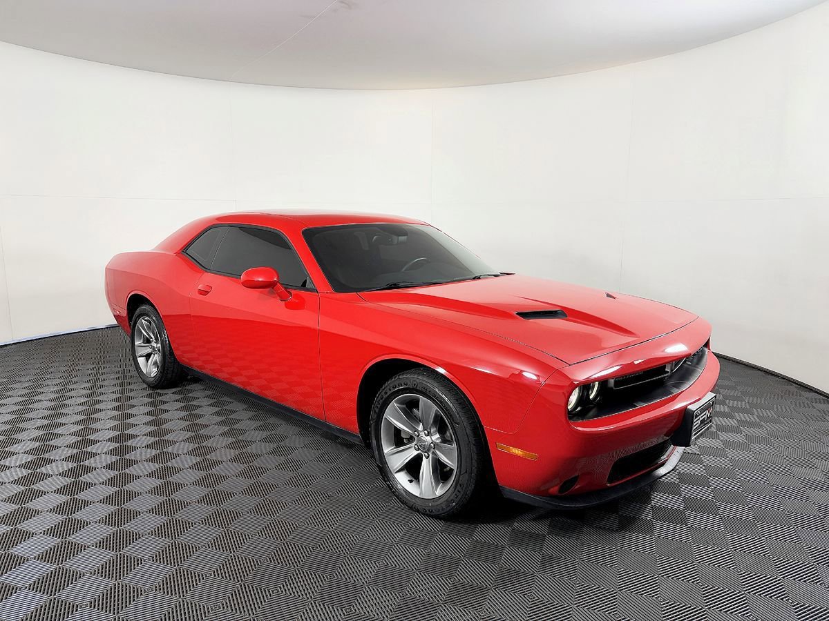 Used 2015 Dodge Challenger SXT w/ Driver Convenience Group RWD image 6