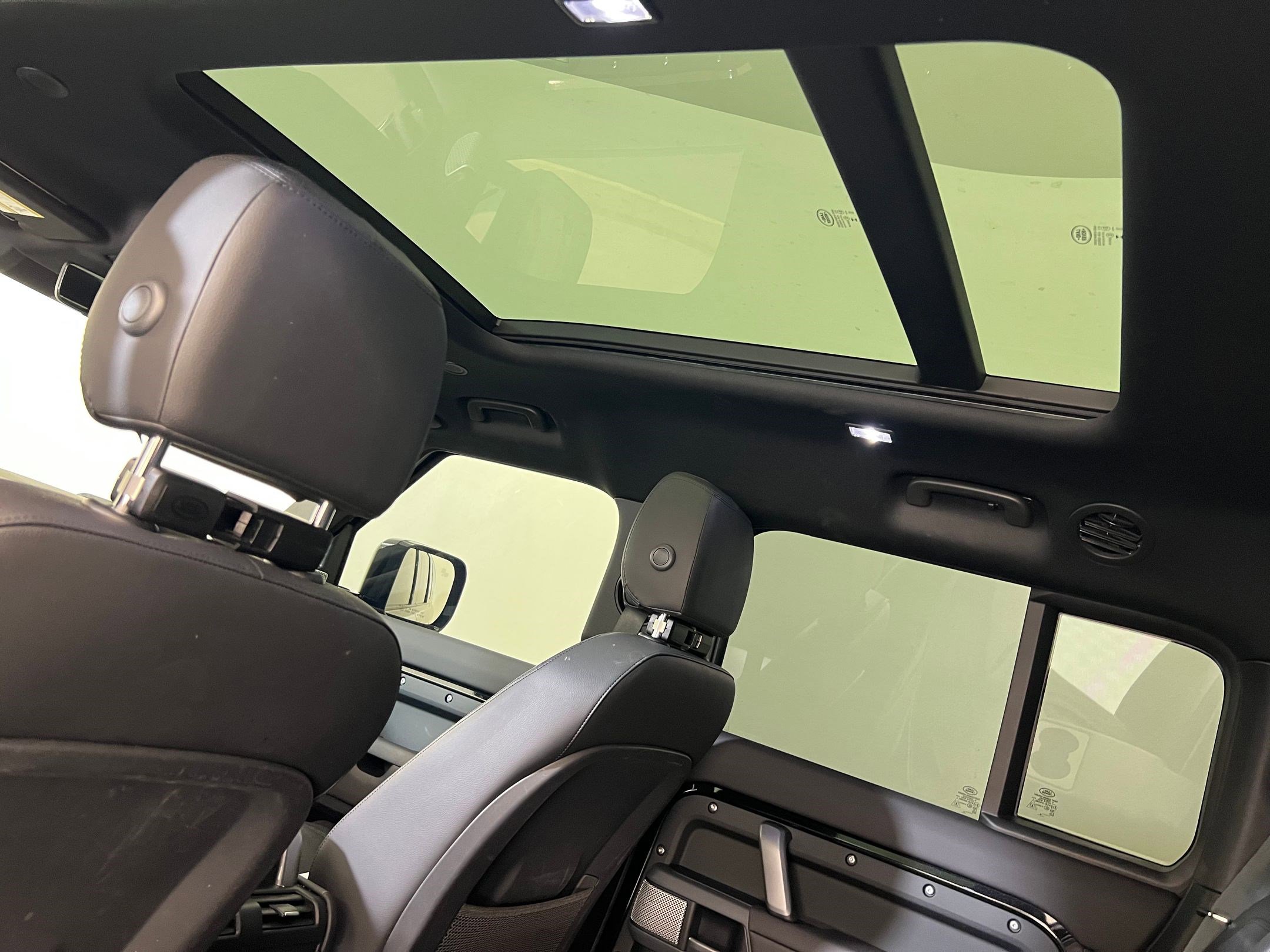 Used 2024 Land Rover Defender 130 X-Dynamic SE image 32