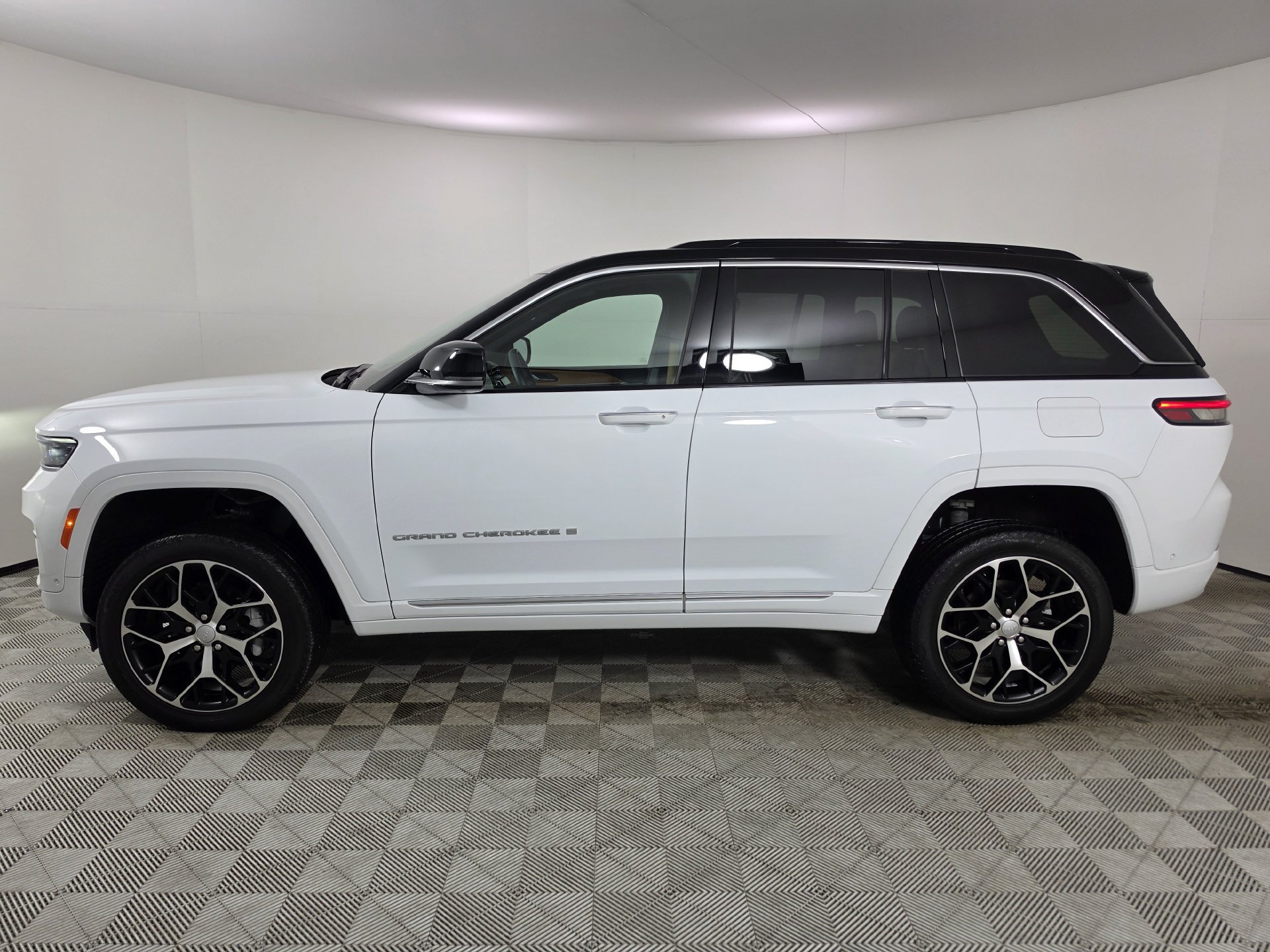 Used 2024 Jeep Grand Cherokee Summit AWD/4WD image 43