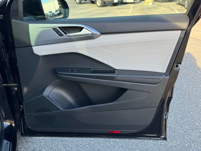Certified 2025 Volkswagen Taos SEL w/ Black Wheel Plus Package image 20