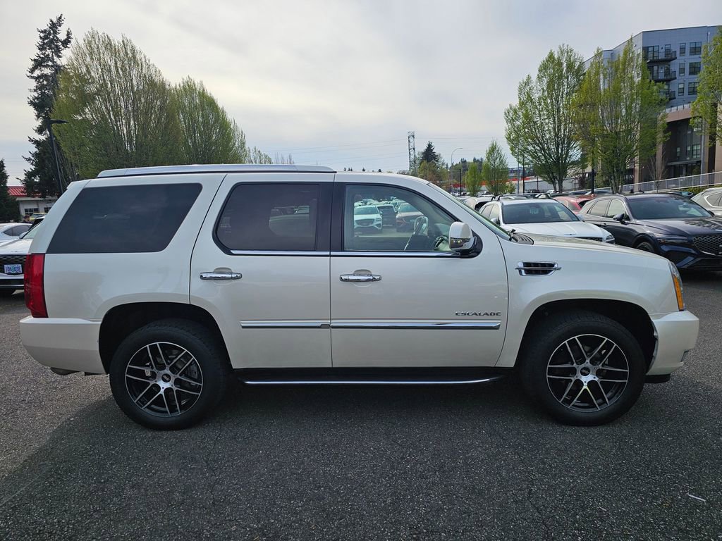 Used 2013 Cadillac Escalade Luxury AWD/4WD image 4