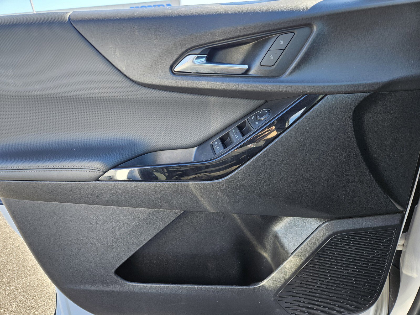 Used 2025 Chevrolet Equinox LT image 30