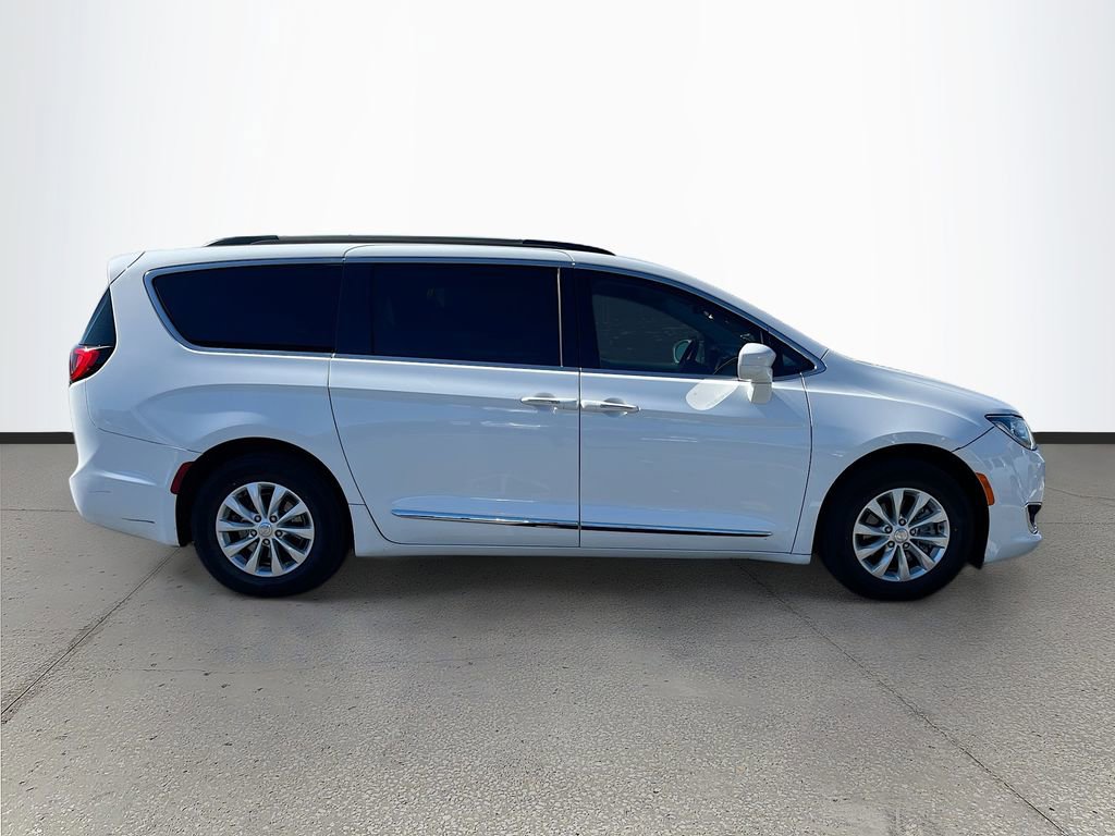 Used 2017 Chrysler Pacifica Touring-L image 8