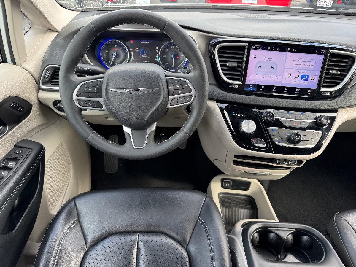 Used 2023 Chrysler Pacifica Touring-L FWD image 23