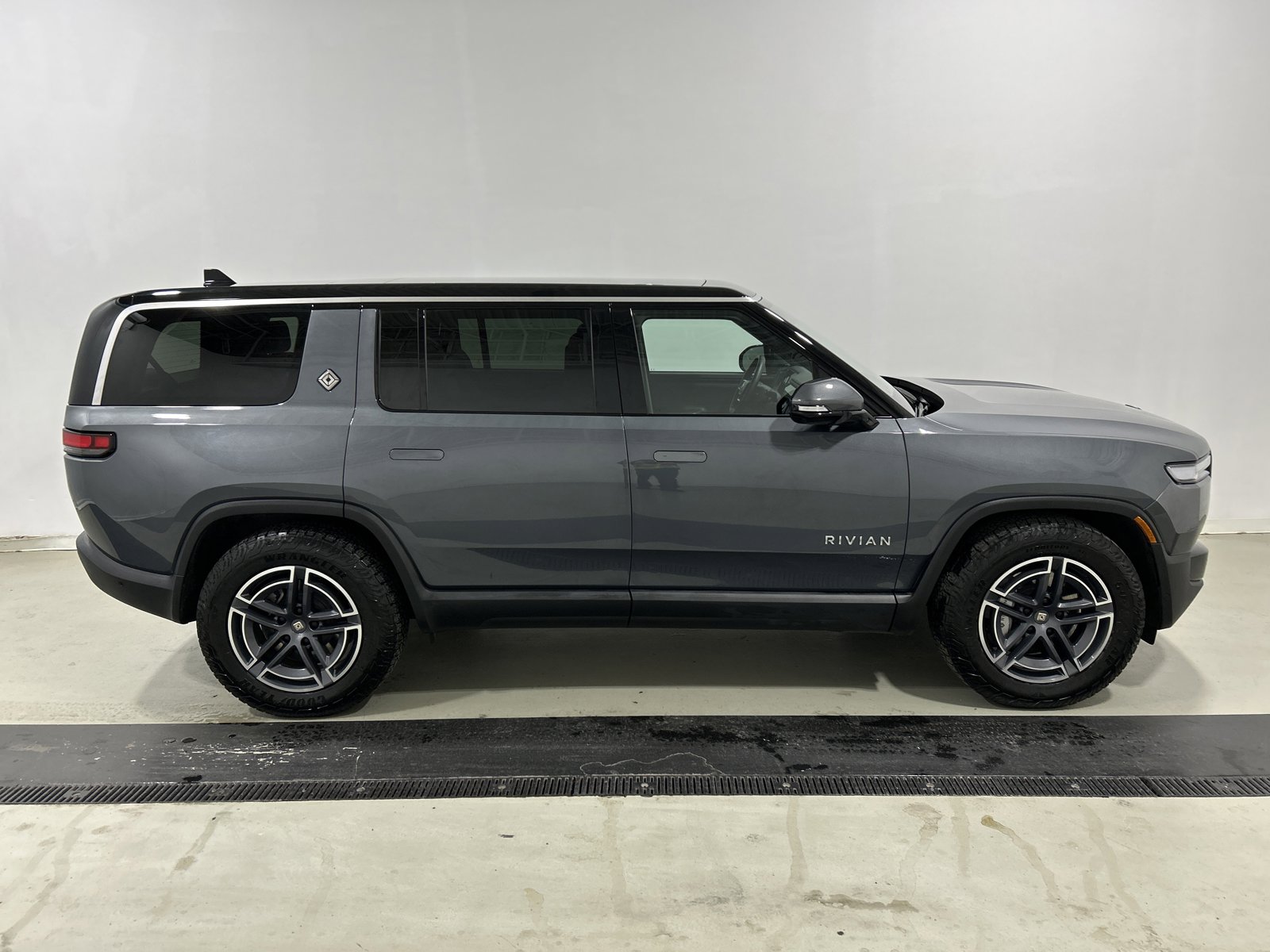 Used 2025 Rivian R1S Adventure image 6