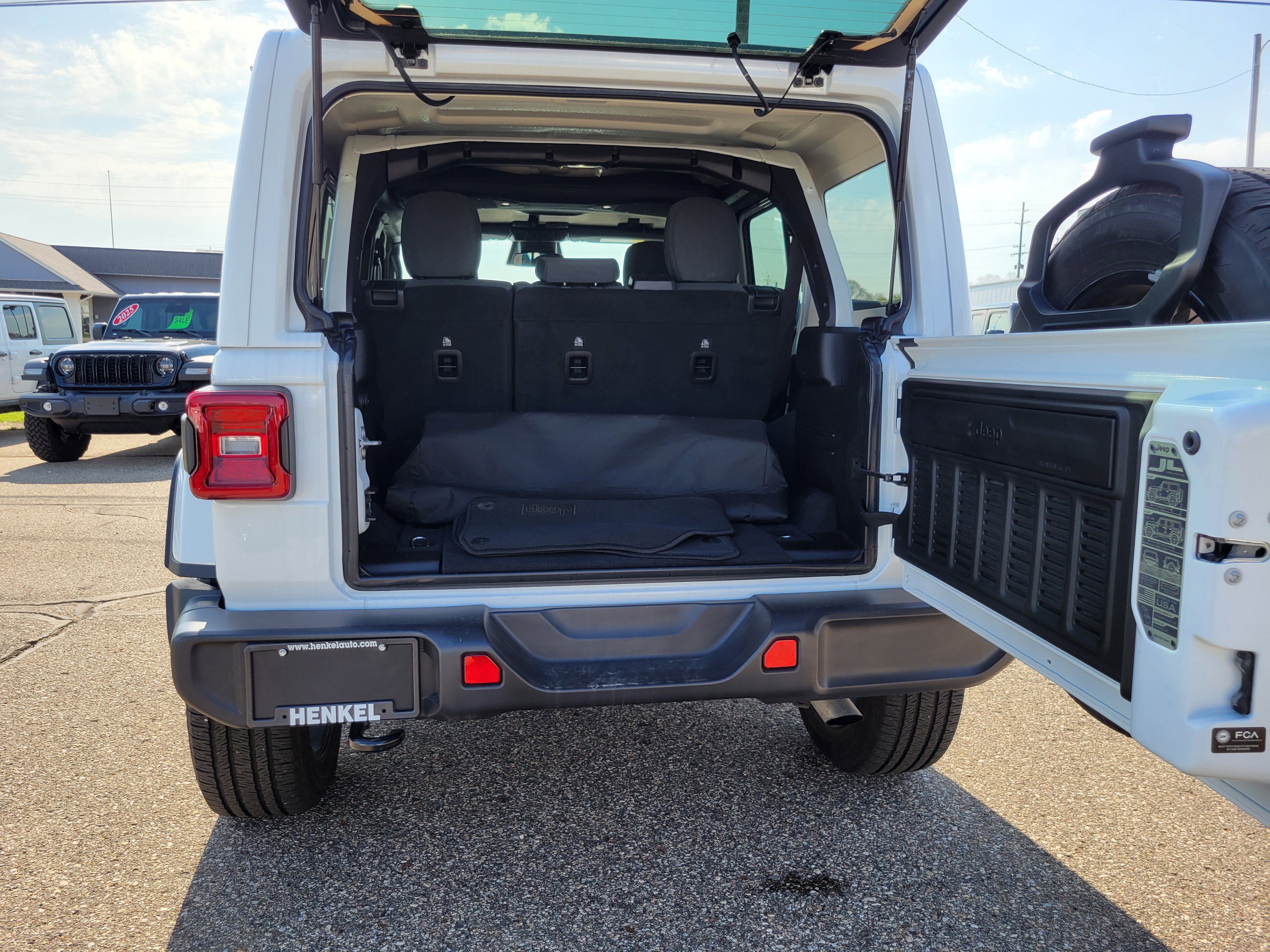 Used 2025 Jeep Wrangler Unlimited Sahara AWD/4WD image 20