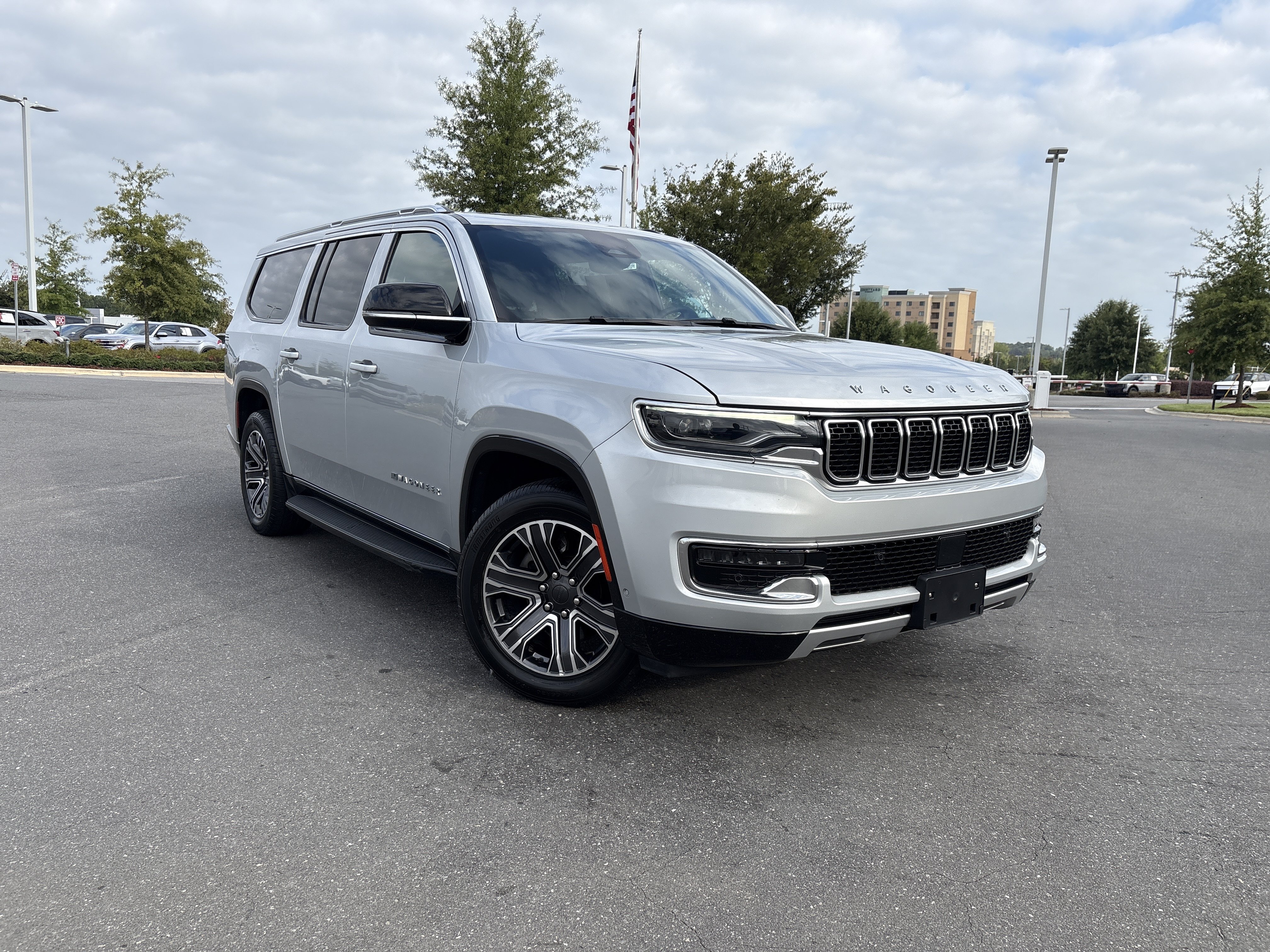 Used 2024 Jeep Wagoneer L Series II AWD/4WD image 2