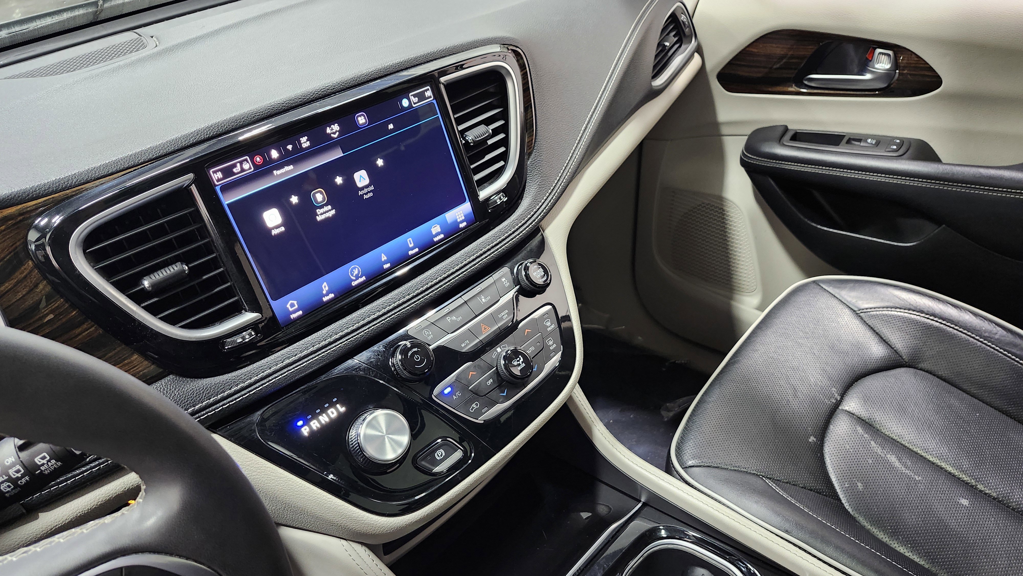 Used 2023 Chrysler Pacifica Limited image 30