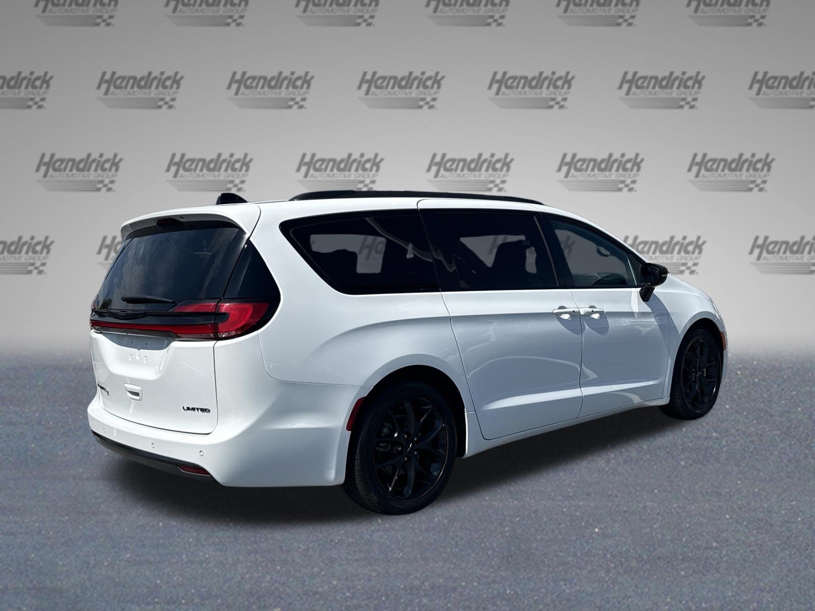 Used 2025 Chrysler Pacifica Limited FWD image 9