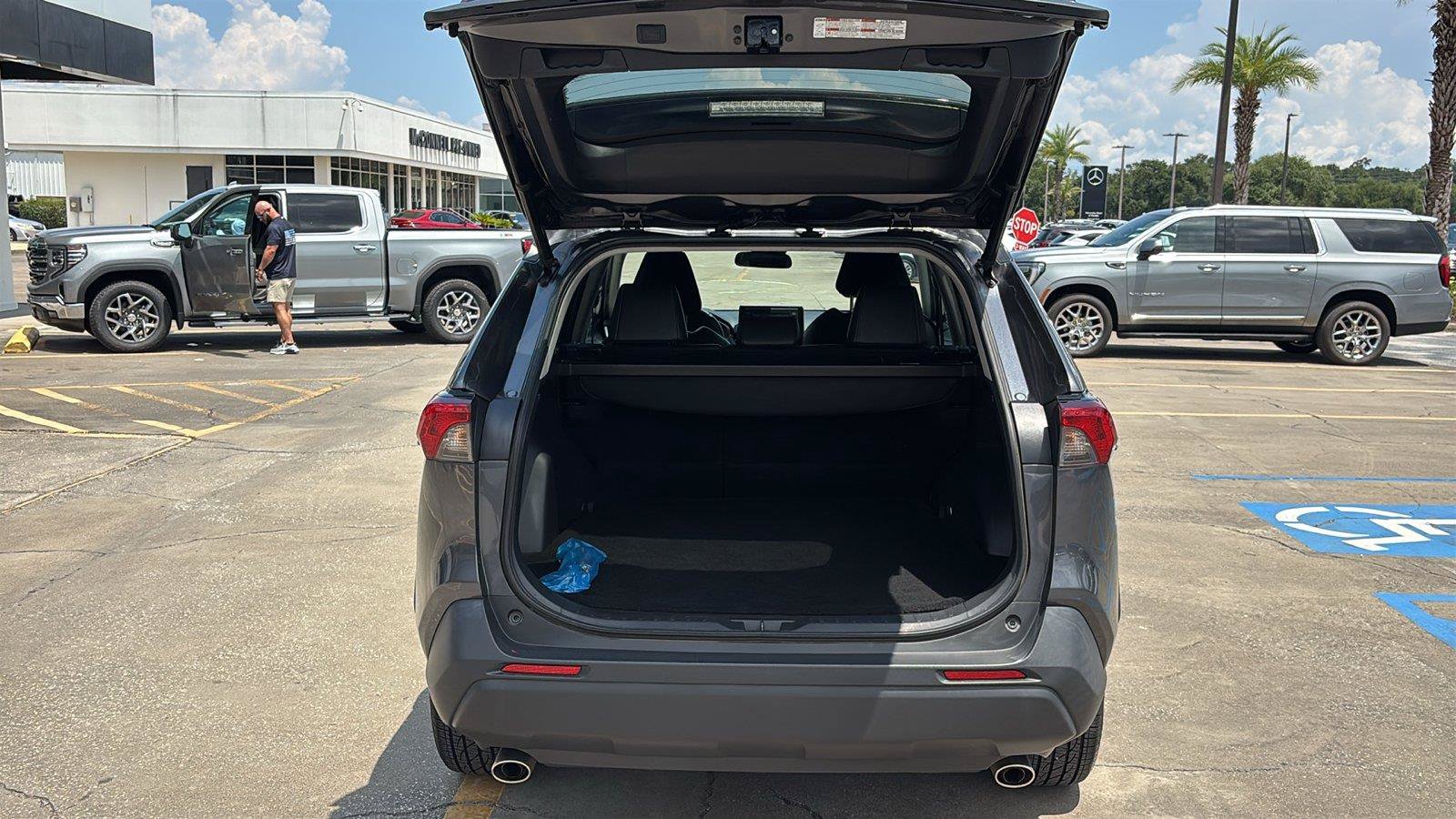 Used 2022 Toyota RAV4 XLE Premium FWD image 19