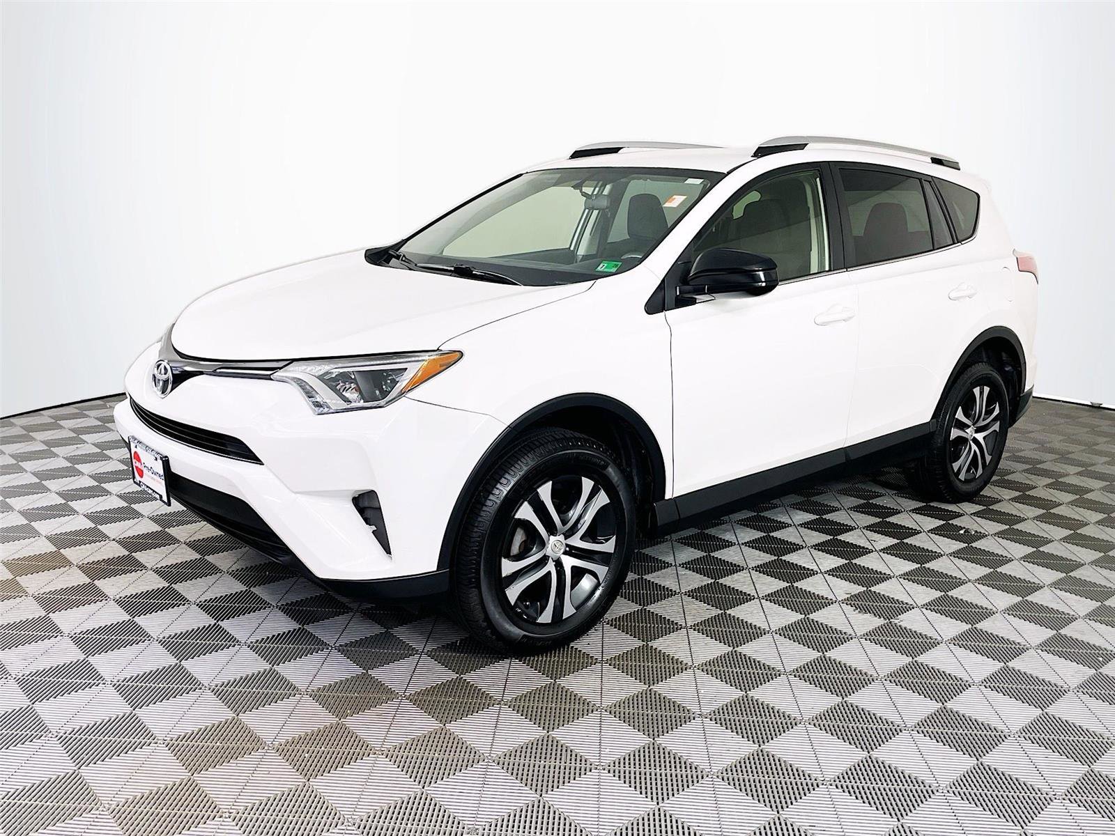 Used 2016 Toyota RAV4 LE AWD/4WD image 3