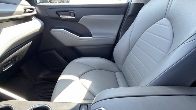Used 2022 Toyota Highlander XLE AWD/4WD image 23